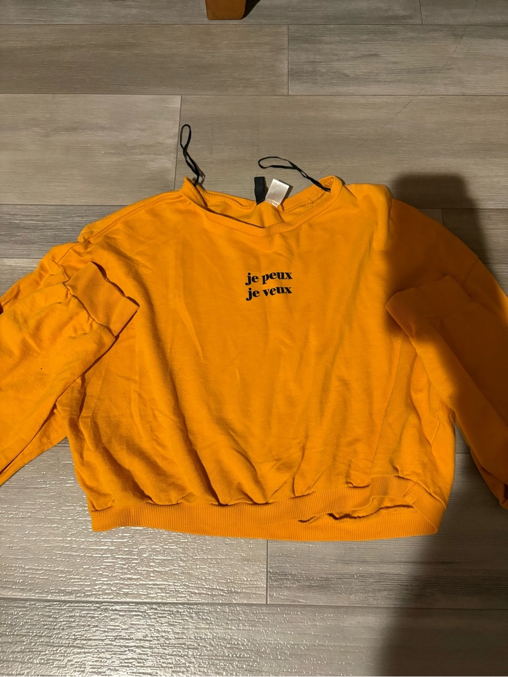 H&M Orange Cropped Crewneck Sweatshirt with 'je peux je veux' Text